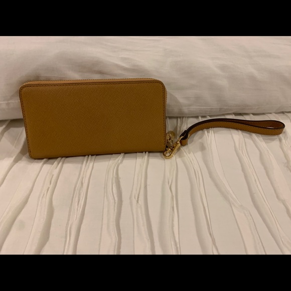 Michael Kors wristlet wallet in camel color - Picture 4 of 4